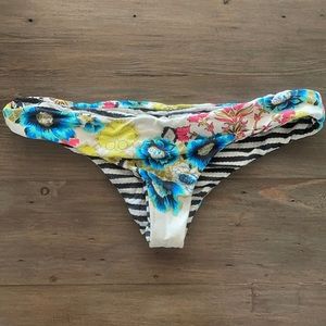 ✨Reversible Billabong Cheeky Bottom Size Small✨